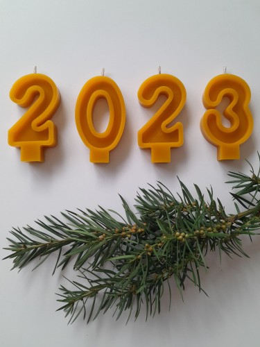 Miodowe świeczki cyferki na tort.jpg