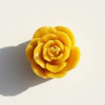 Świeca z wosku pszczelego „Różyczka w ogródku” – naturalna świeca handmade z wosku pszczelego