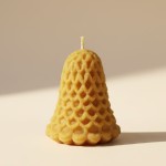 Świeca z wosku pszczelego Dzwon w koronce – naturalna świeca dekoracyjna handmade