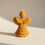 Świeca z wosku pszczelego Anioł w koronce – ręcznie robiona świeca dekoracyjna handmade